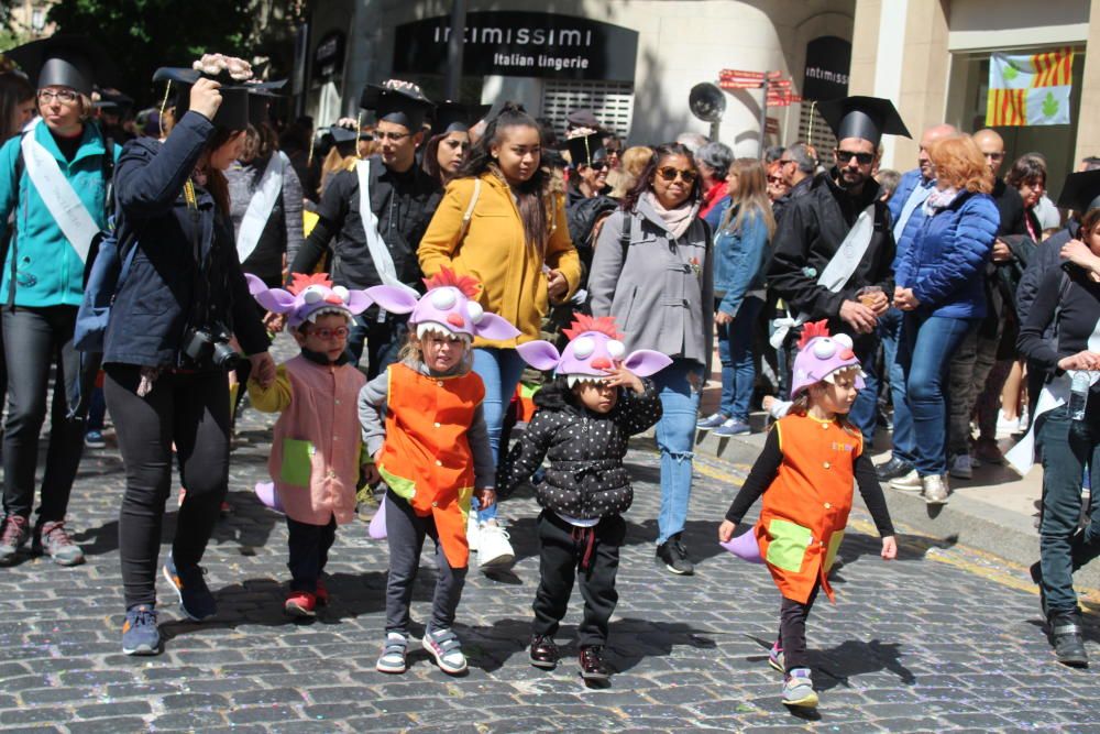 La rua escolar de la Santa Creu torna a enlluernar