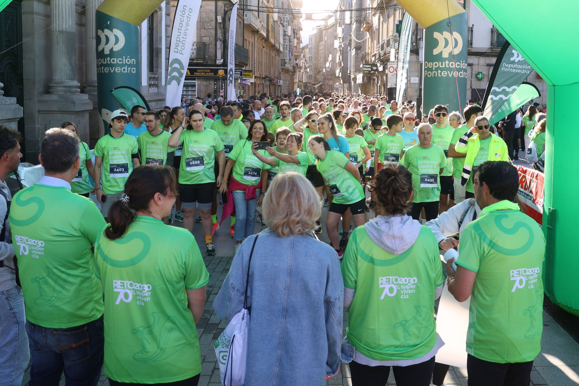 Dos mil setecientos participantes convirtieron la Marcha contra el cáncer de Pontevedra en la más multitudinaria de Galicia
