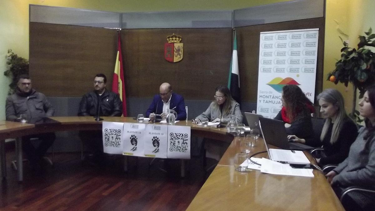 Alcaldes y técnicos de la mancomunidad Sierra de Montánchez, en la presentación de Plántate 3.0.