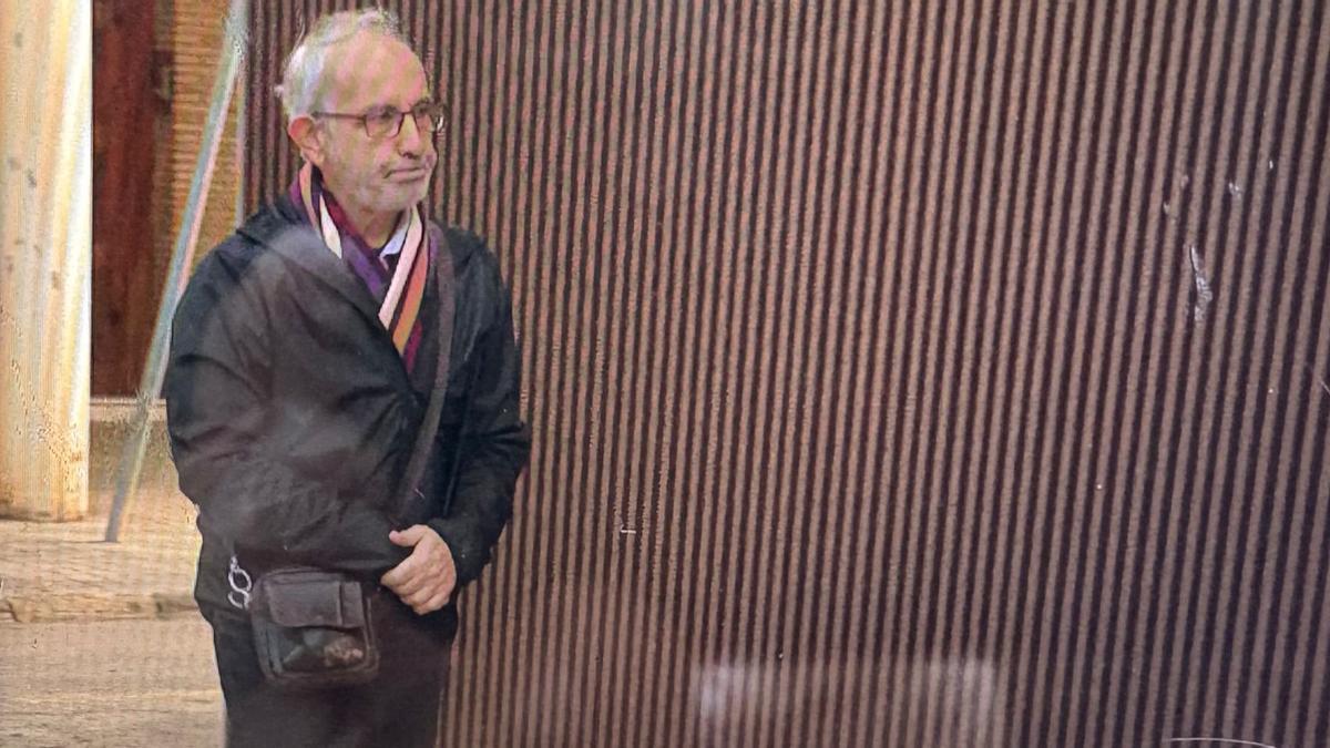 El testigo Alfonso lFernández a su llegada a los juzgados de Catarroja.