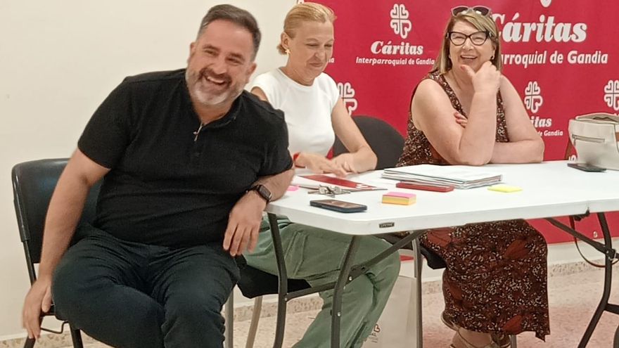 Juan José Monfort, en una simpática imagen junto a dos delegadas de Cáritas de Gandia.