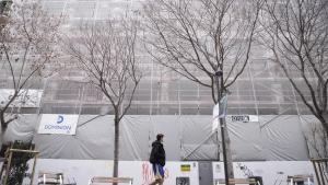 La fachada del número 495 de Consell de Cent, en Barcelona, en obras para reformarlo integralmente.