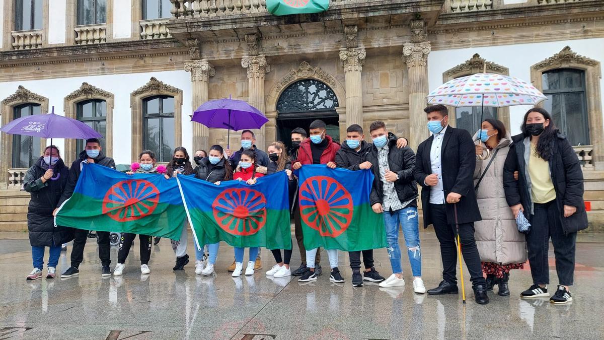 Bandera que se ha desplegado en la plaza de España