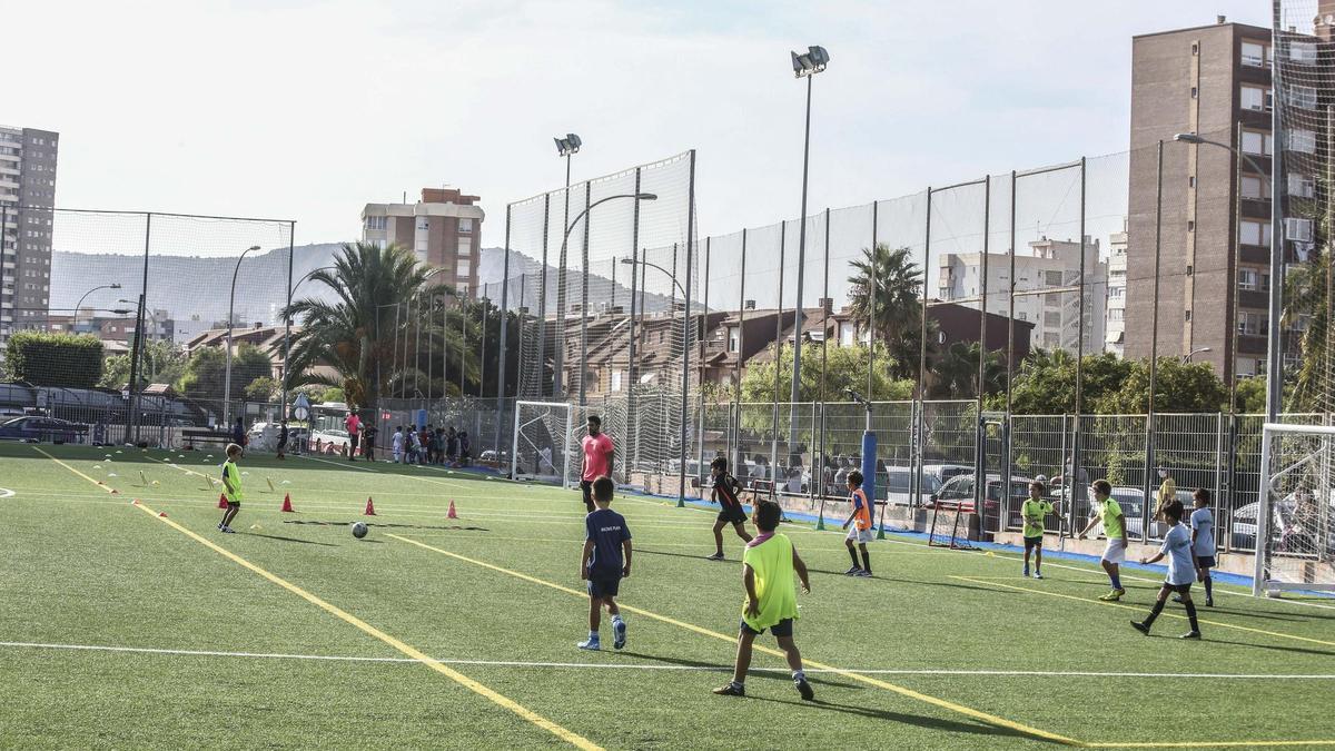 Una sesión de entrenamiento de benjamines la pasada semana en el Cabo de las Huertas.