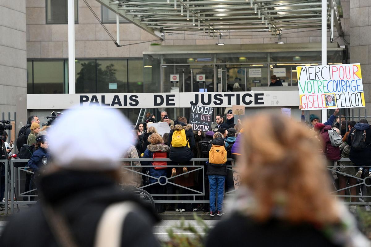 People gather in support of Frenchwoman Gisele Pelicot, the victim of an alleged mass rape orchestrated by her then-husband Dominique Pelicot at their home in the southern French town of Mazan, before the verdict in the trial for Dominique Pelicot and 50 co-accused, in front of the courthouse in Avignon, France, December 19, 2024. The slogan reads  Thank you for your courage Gisele Pelicot.  REUTERS/Alexandre Dimou
