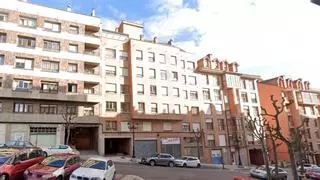 Se cae de un cuarto piso de Oviedo cuando trataba de huir de la Policía por un posible caso de violencia de género