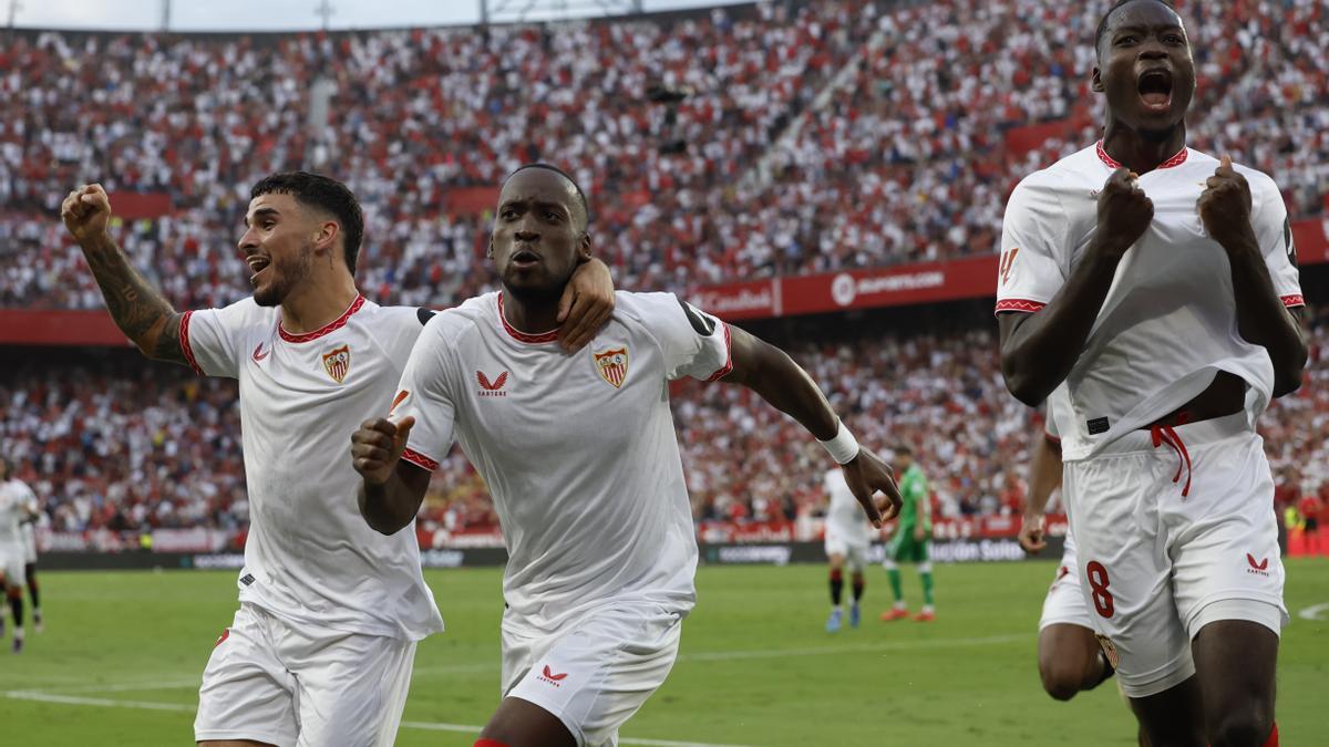 El centrocampista belga del Sevilla Dodi Lukebakio (c) celebra con sus compañeros su gol marcado de penalti.