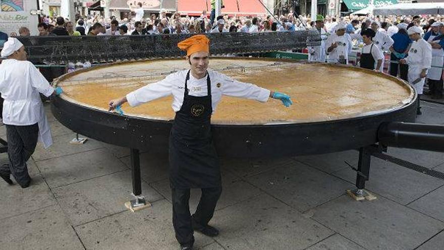 Vitoria entra en el Guinness con una tortilla de patata descomunal