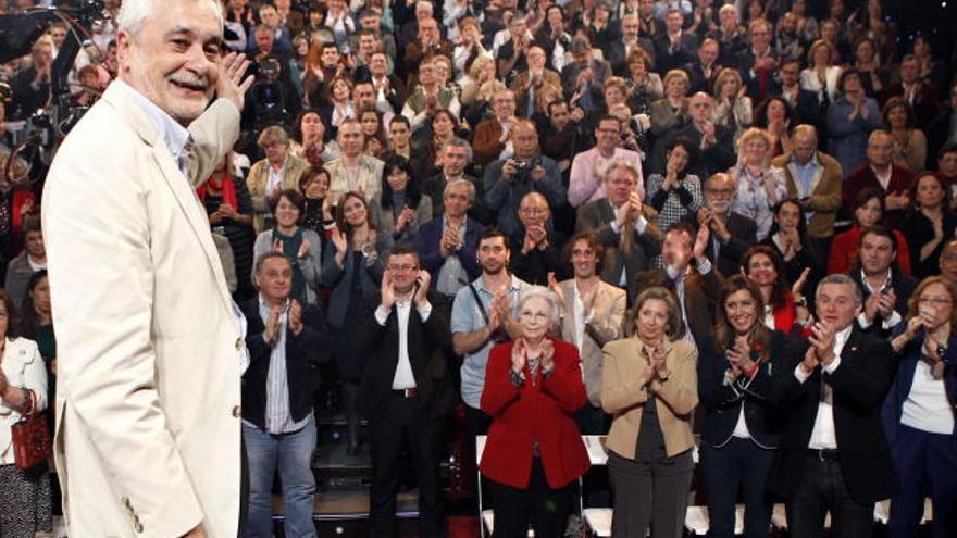 El secretario general del PSOE-A y candidato a la presidencia de la Junta de Andalucía, José Antonio Griñán, durante el acto publico de campaña electoral celebrado ayercon los representantes del mundo cultural andaluz en el Teatro Quintero en Sevilla.