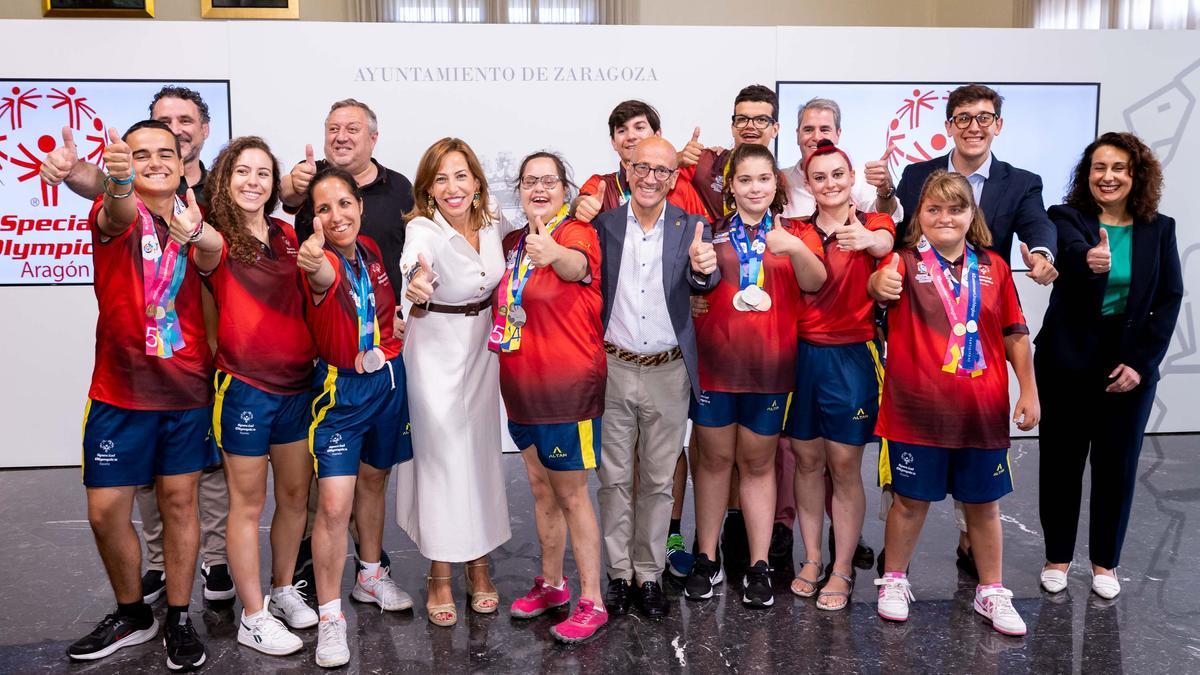 Los deportistas de Special Olympics Aragón, junto a Natalia Chueca, Félix Brocate y otros asistentes al acto.