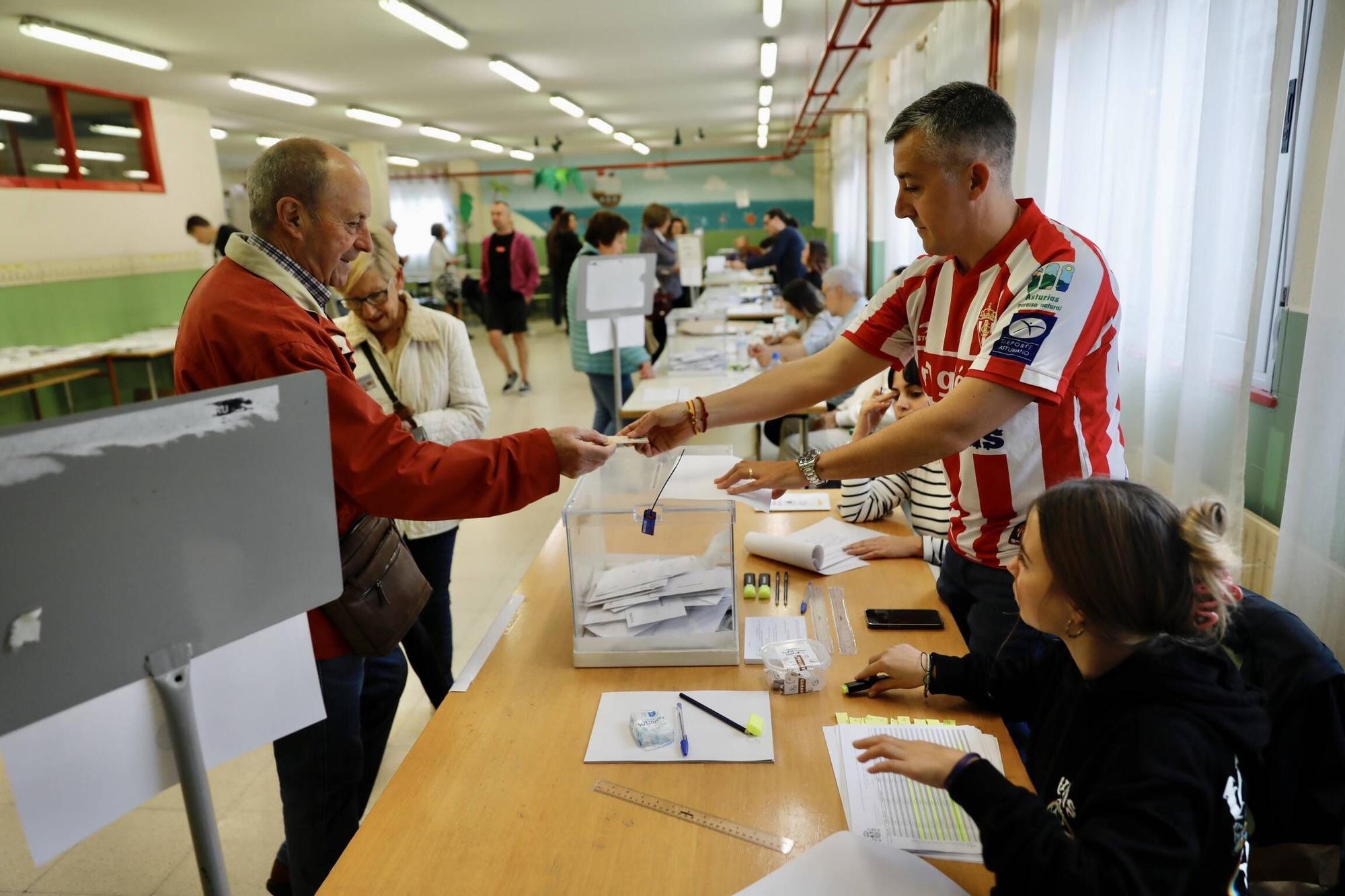 Así fue la jornada electoral más rojiblanca en Gijón (en imágenes)