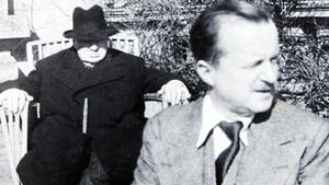Alfred Duff Cooper con Churchill mirando sobre su hombro, en Ditchley Park, en 1943.