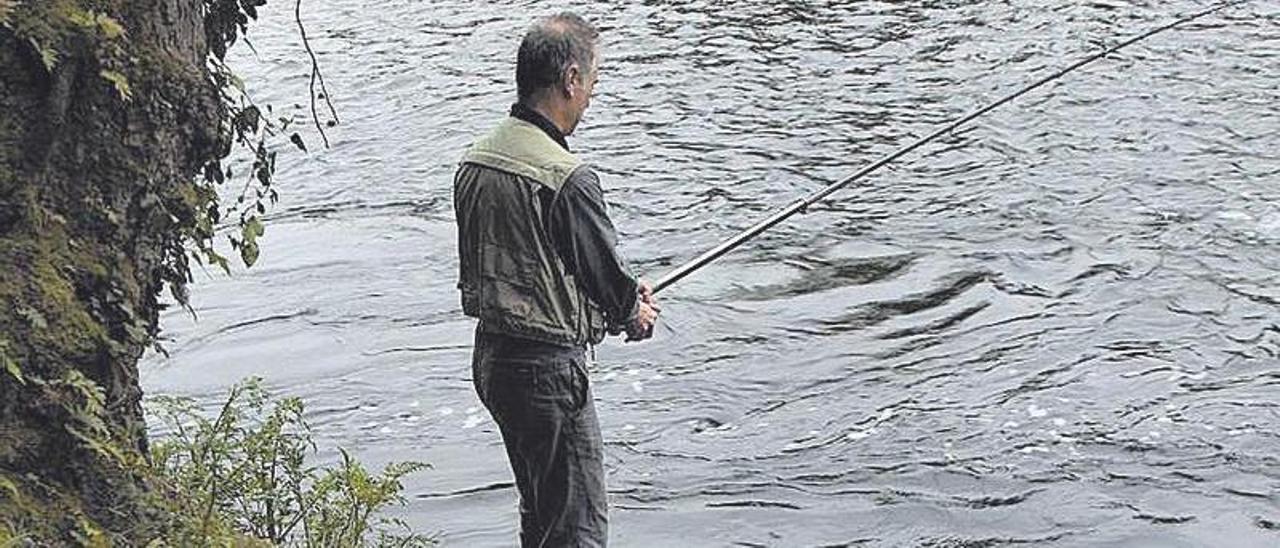 Tino Pérez, pescando en El Güeyu (Pravia) al amanecer, en la temporada que concluyó esta semana. | Miki López