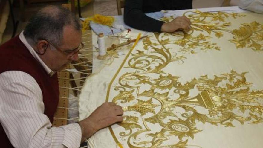 El bordado. Juan Rosén cala con hilo de oro, en abril pasado, la seda elaborada por el valenciano Rafael Catalá.