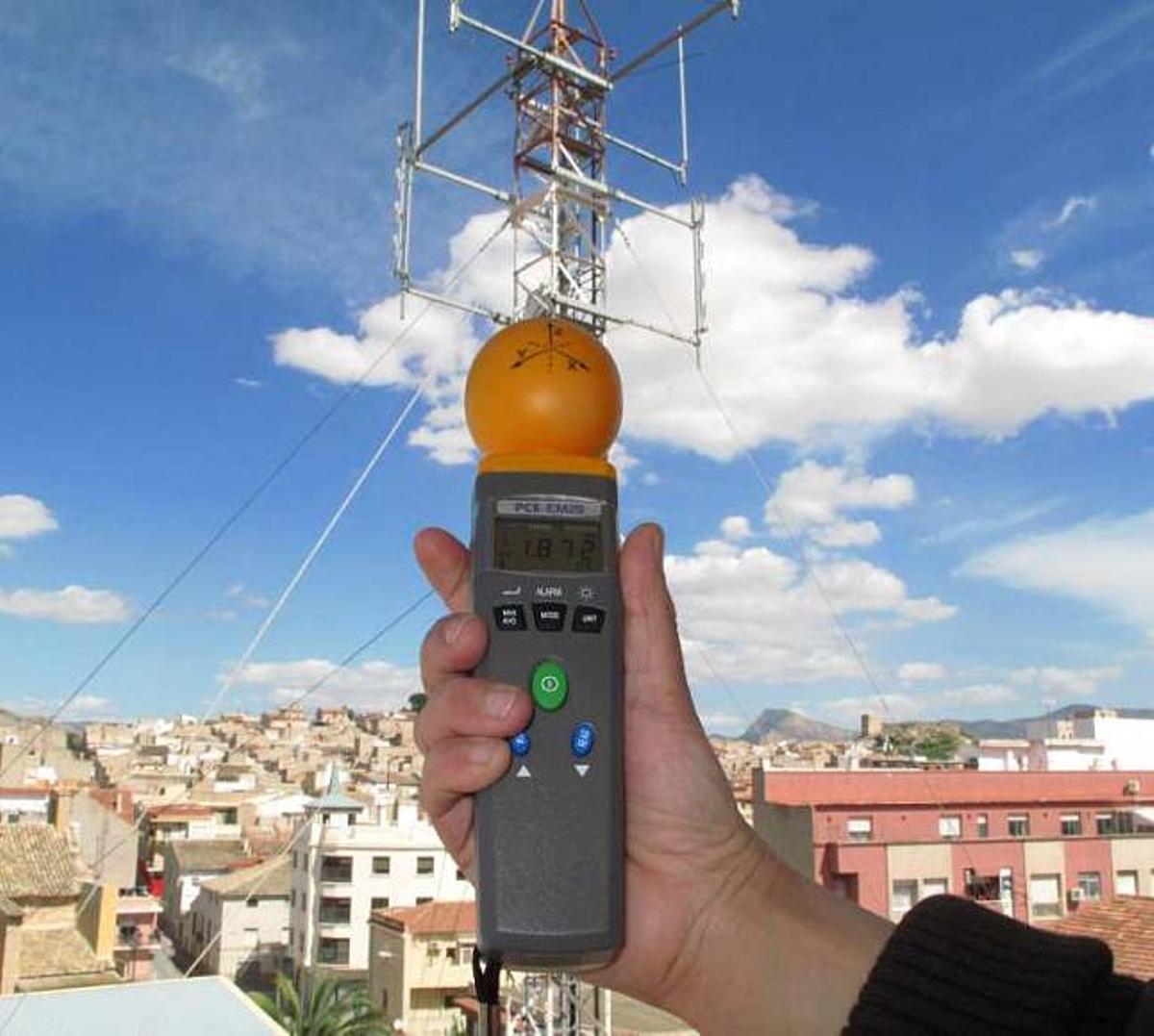 Recientes mediciones de los ecologistas en la antena de telefonía.