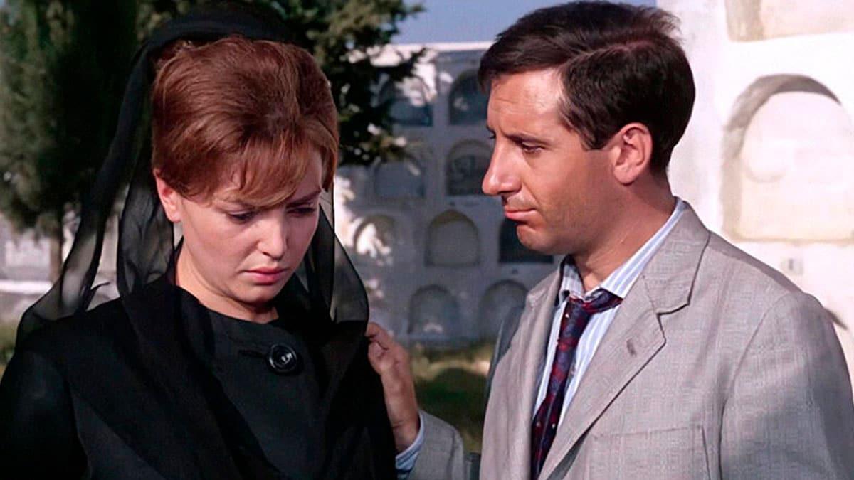 Fotograma de la película 'La niña de luto', de Manuel Summers.