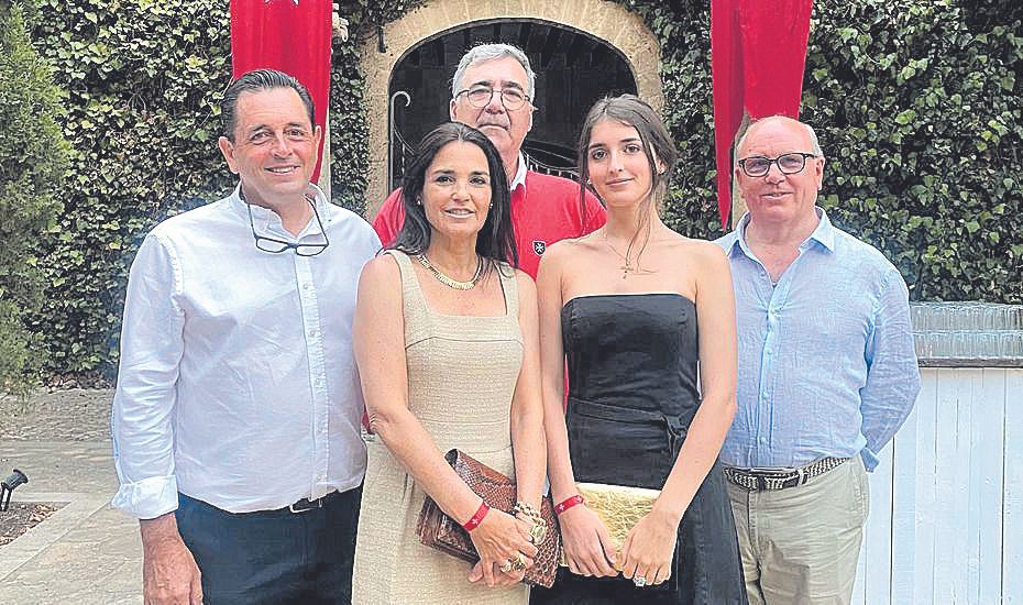 Los condes de Olocau, Joaquín y Teresa, junto a su hija, Rebeca Puigdorfila, A. Pérez-Maura y J.F. Villalonga.