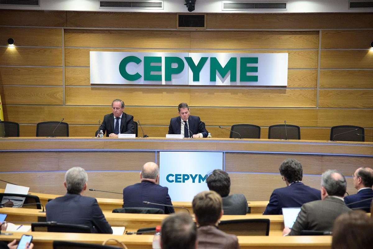 El vicepresidente de Cepyme, Ángel Nicolás (i) y el presidente de Cepyme, Gerardo Cuerva (d), inauguran unas jornadas sobre El impacto del absentismo en las pymes.