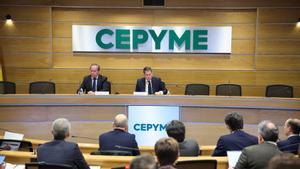 El vicepresidente de Cepyme, Ángel Nicolás (i) y el presidente de Cepyme, Gerardo Cuerva (d), inauguran unas jornadas sobre El impacto del absentismo en las pymes.