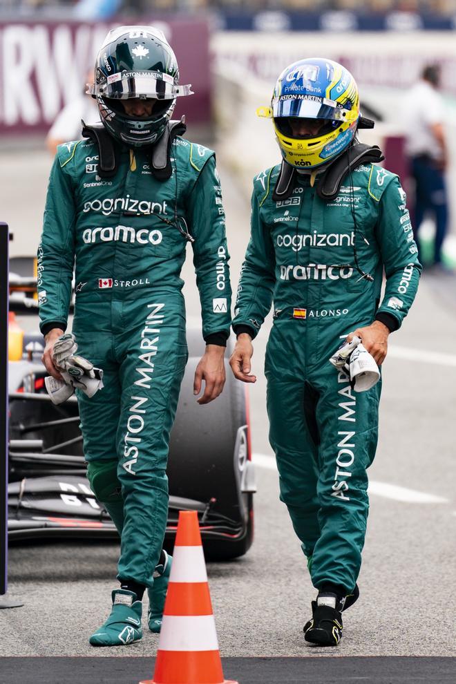 MONTMELÓ (BARCELONA), 03/06/2023.- El piloto español Fernando Alonso del equipo Aston Martin junto a su compañero Lance Stroll después la clasificación previa al GP de España de F1, que se celebra este fin de semana en el Circuito de Barcelona. EFE/Siu Wu