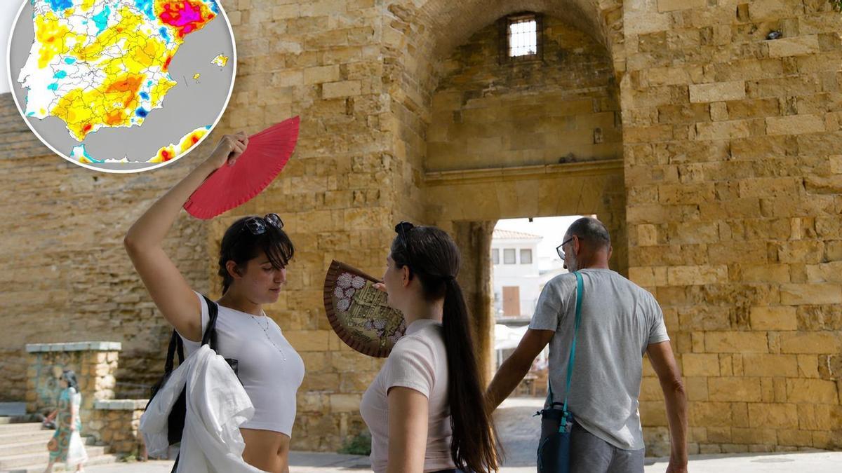 En la imagen principal, dos chicas se abanican en un espacio del casco histórico de Córdoba. En el círculo, mapa con los cambios de temperaturas hoy martes, 25 de agosto.