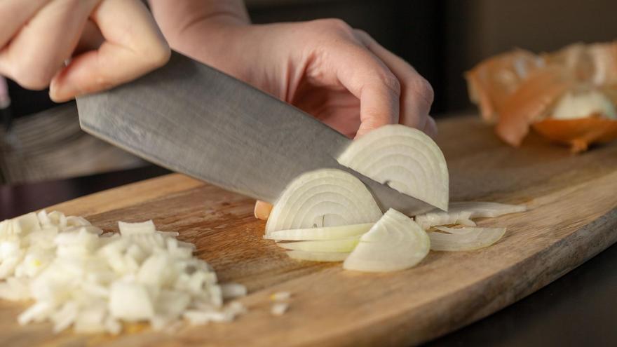 ¡Basta de lágrimas! Estos son los mejores trucos para cortar la cebolla sin derramar ni un lágrima