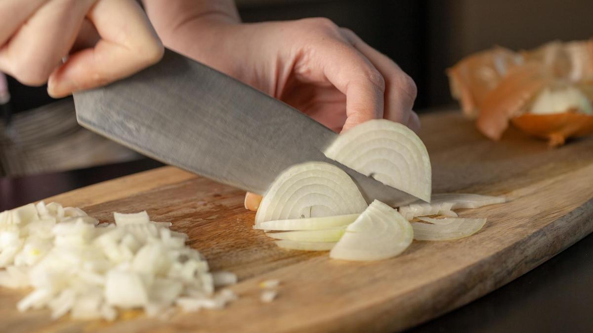 ¡Basta de lágrimas! Estos son los mejores trucos para cortar la cebolla sin derramar ni un lágrima