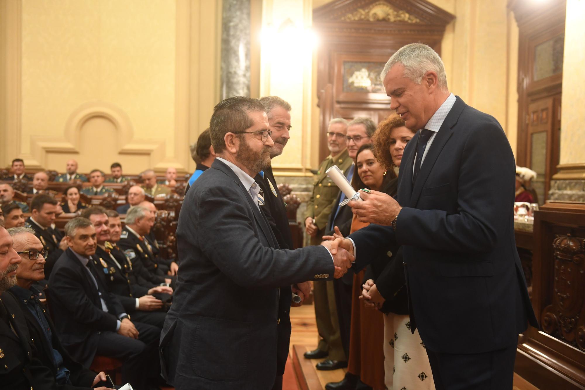 Homenaje a los policías locales de A Coruña que llevan 20 años en el cuerpo