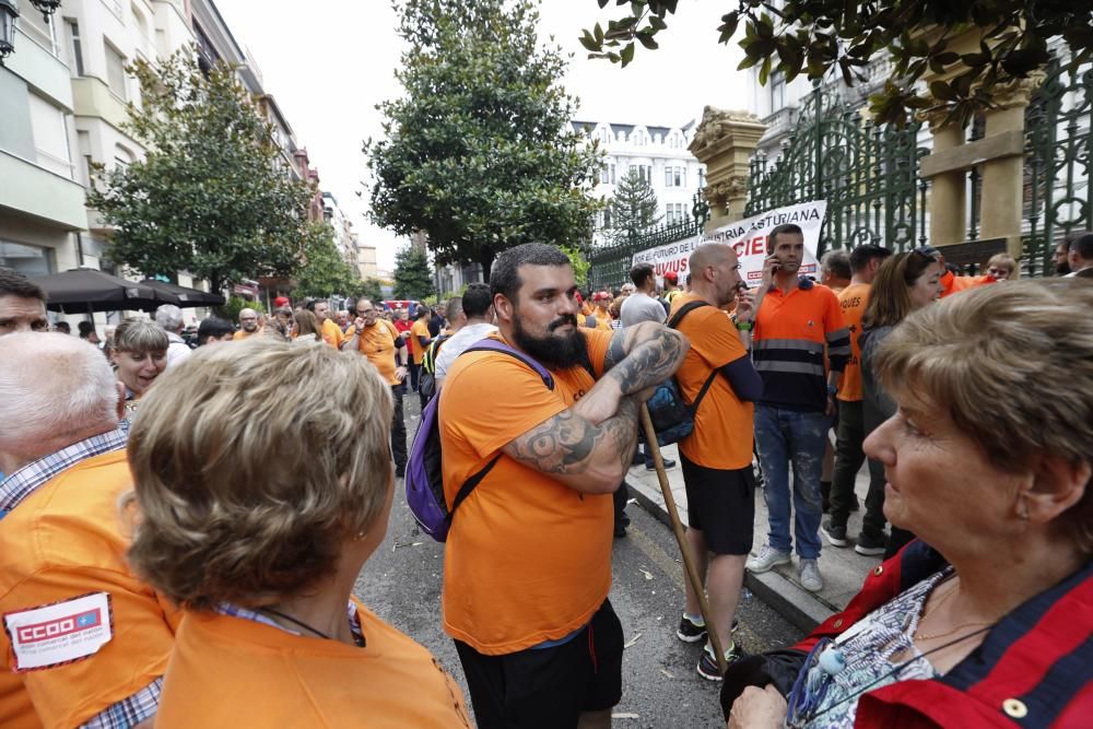 Los trabajadores de Vesuvius marchan a pie desde la fábrica de Riaño hasta la Junta