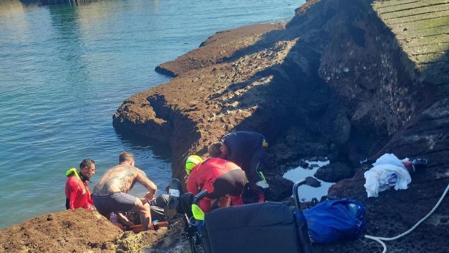 Rescatado un hombre que cayó al agua con su silla de ruedas en el puerto de Llanes