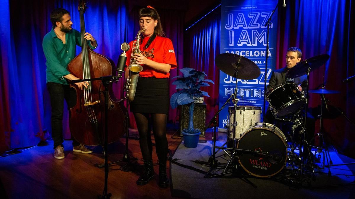 La saxofonista Irene Reig, que abre la temporada, con su trío, en la sala La Deskomunal de Sants.