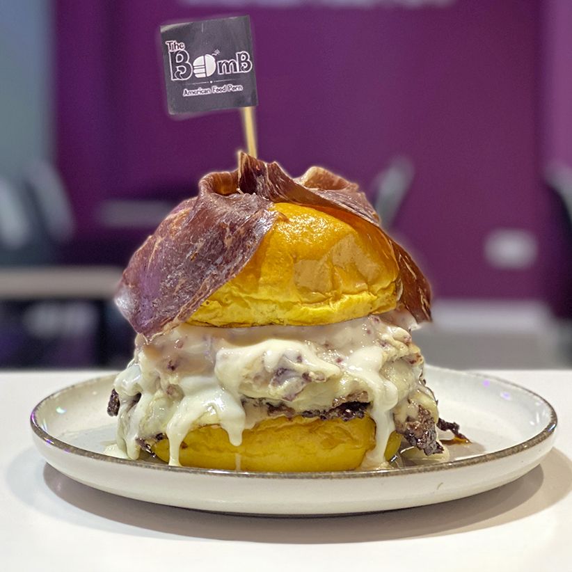 Hamburguesa que presenta The Bomb