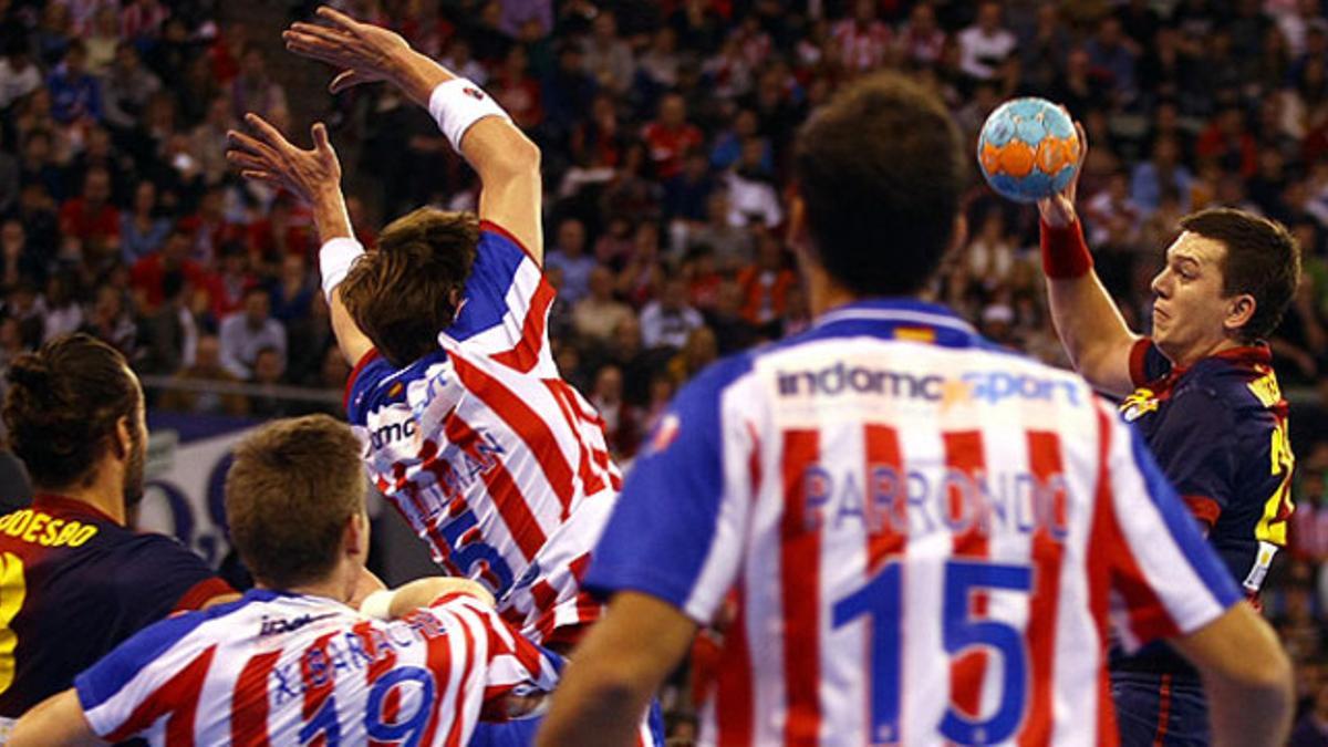 Un momento de un partido de la Liga Asobal entre el Atlético y el Barça