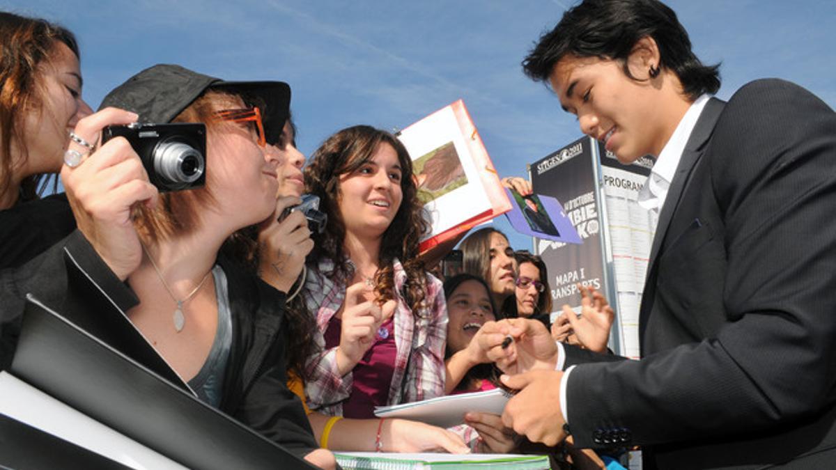 El actor Boo Boo Stewart reparte autógrafos entre sus fans.