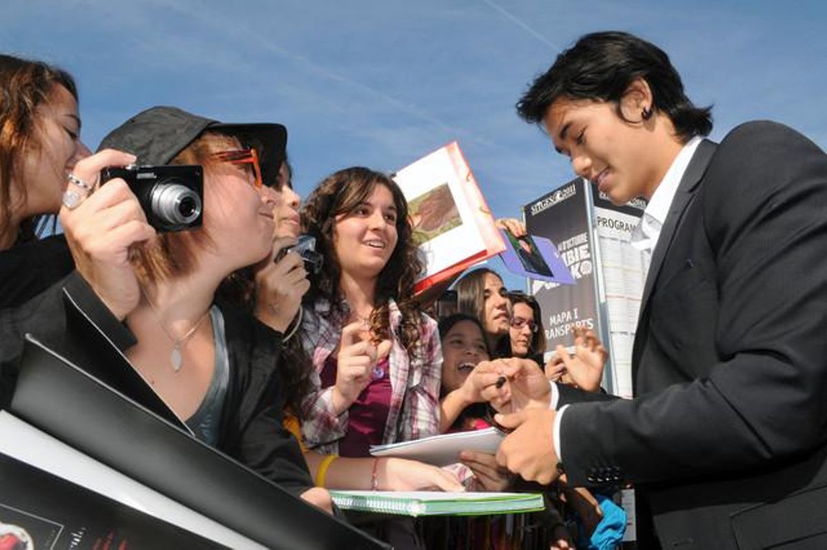 L’actor Boo Boo Stewart reparteix autògrafs entre els seus fans. L’actor Boo Boo Stewart reparteix autògrafs entre els seus fans.