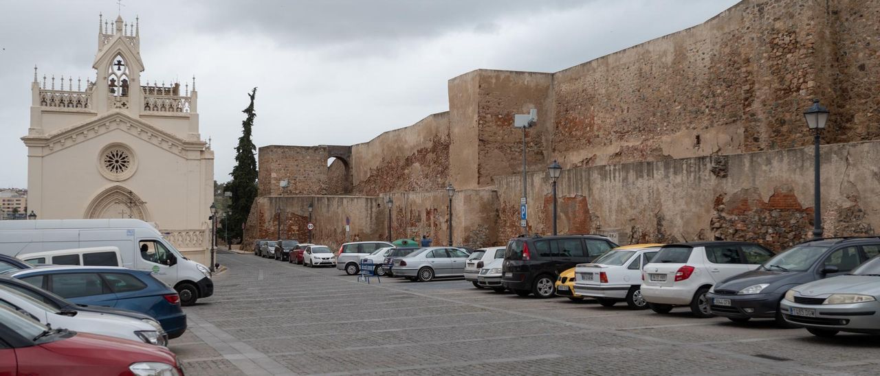 Tramo de muralla de la alcazaba entre las puertas del Capitel y de Carros.