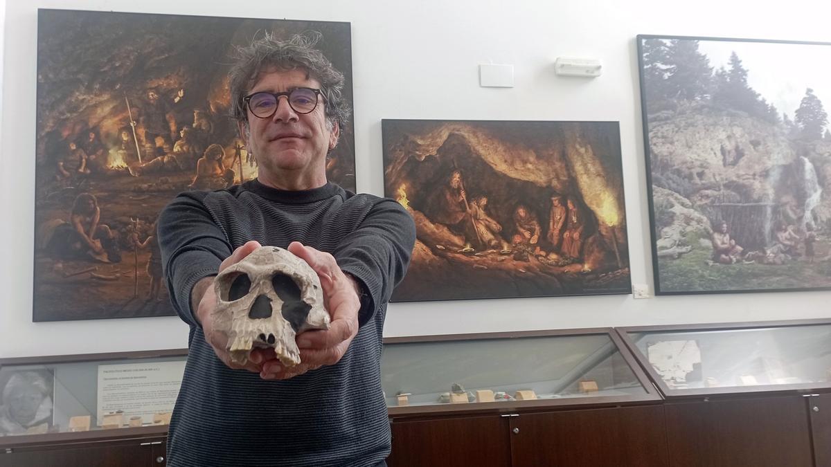 Juan Manuel Jiménez, en el centro de interpretación de los Yacimientos de La Araña con la réplica de un cráneo prehistórico.