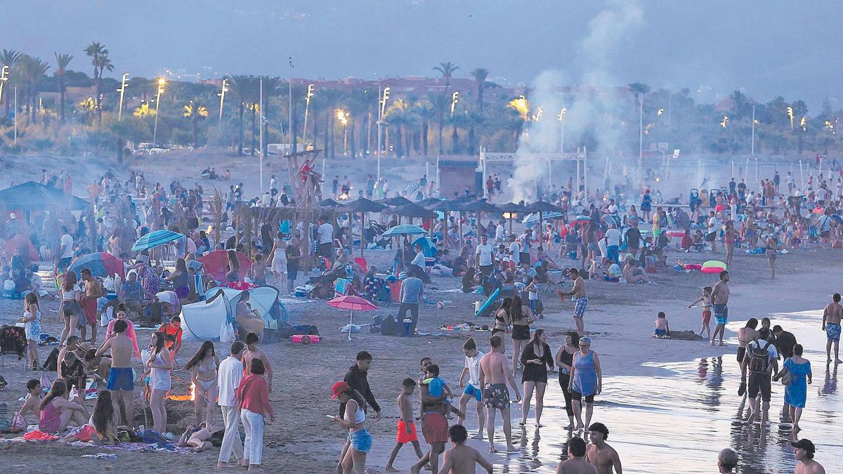 La playa del Gurugú de Castelló reunirá a miles de personas en la Nit de Sant Joan que cumplirán con el ritual del encendido de la hoguera y disfrutarán de los actos programados para esta jornada.