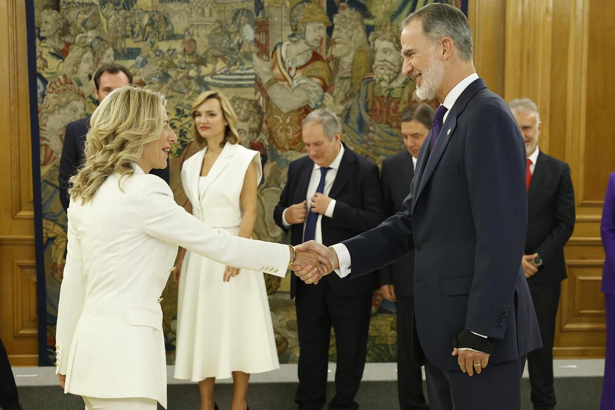 Yolanda Díaz saluda al rey Felipe VI:
