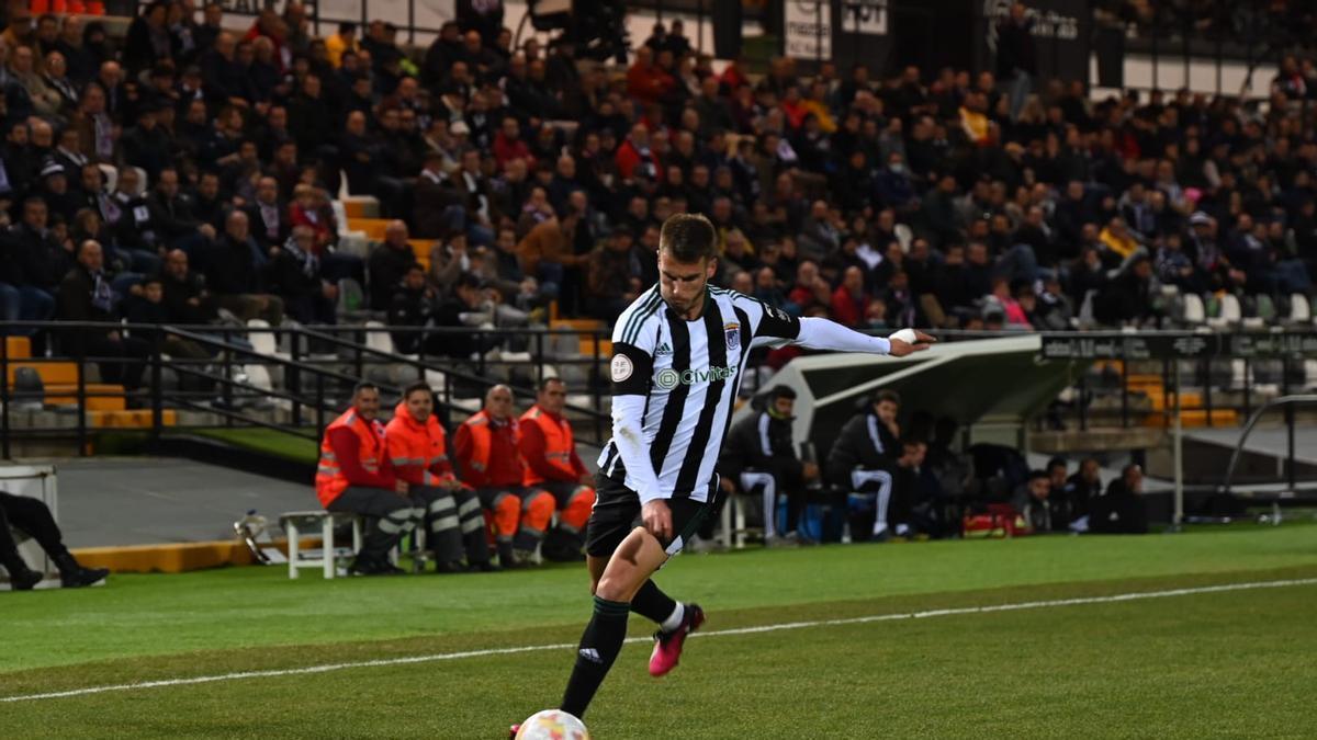 Carlos Calderón, durante un partido con el Badajoz