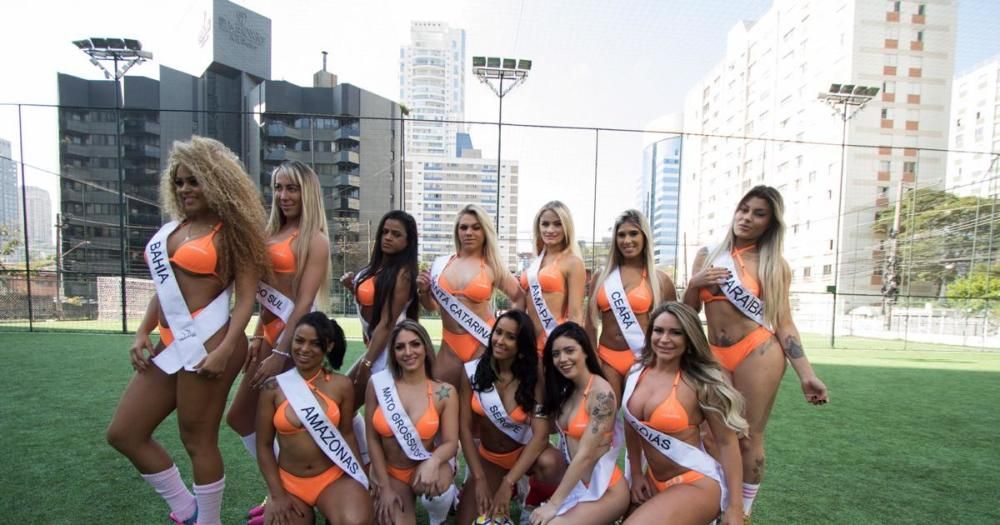 Las Miss Bumbum, a la caza de Pokémon