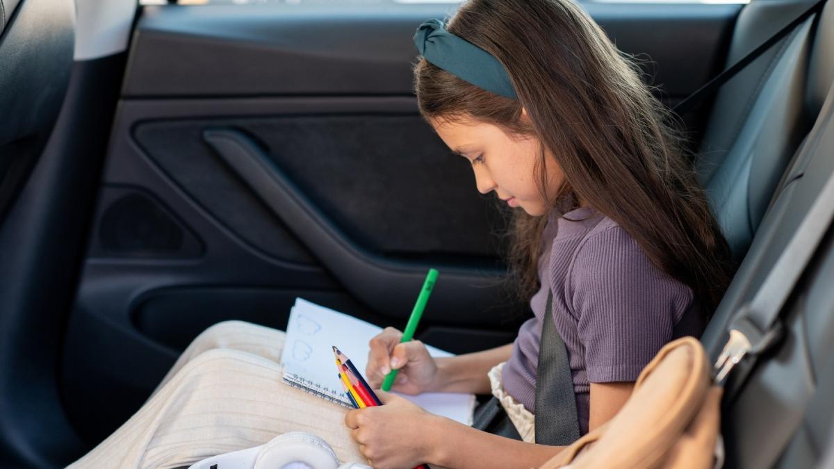 Así es el libro mágico que mantendrá entretenidos a los niños de viaje: fomentará su creatividad