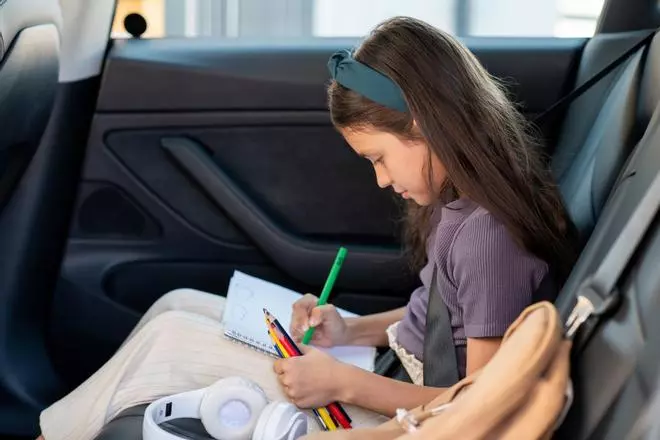 Así es el libro mágico que mantendrá entretenidos a los niños de viaje: fomentará su creatividad