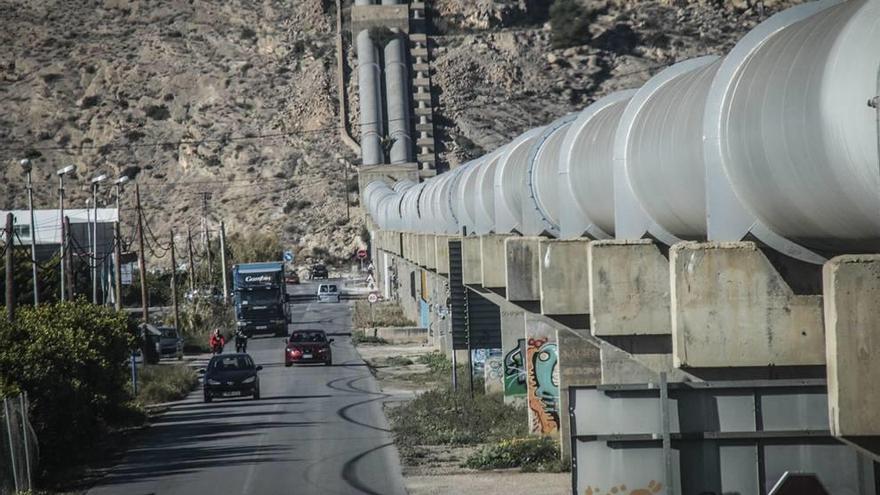 Tuberías del Trasvase Tajo-Segura a su paso por la localidad alicantina de Orihuela.