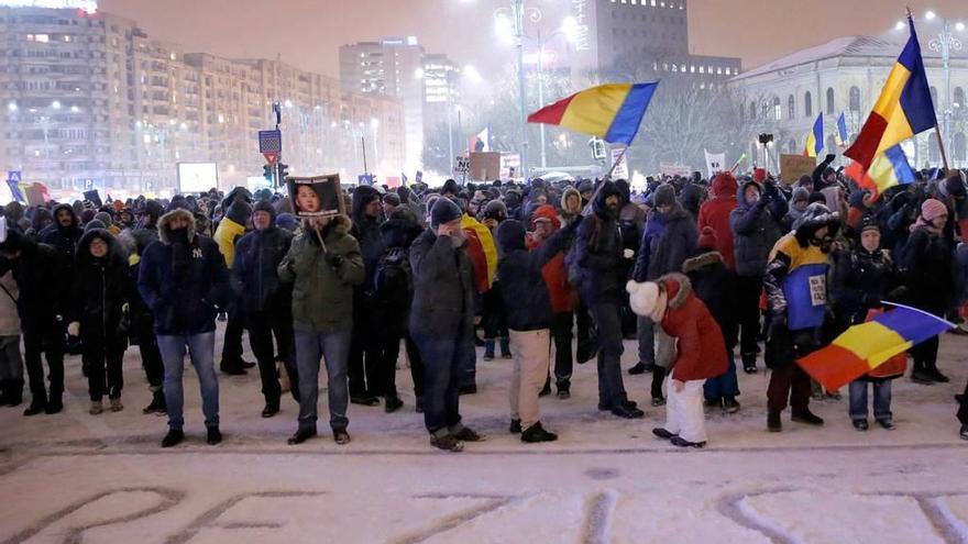 Manifestantes concentrados en Bucarest, esta semana, ante la sede de la presidencia del Gobierno.