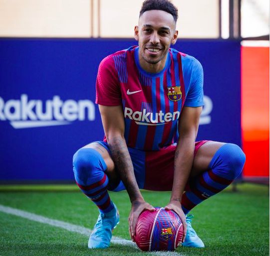 Aubameyang posa en el Camp Nou durante su presentación oficial.