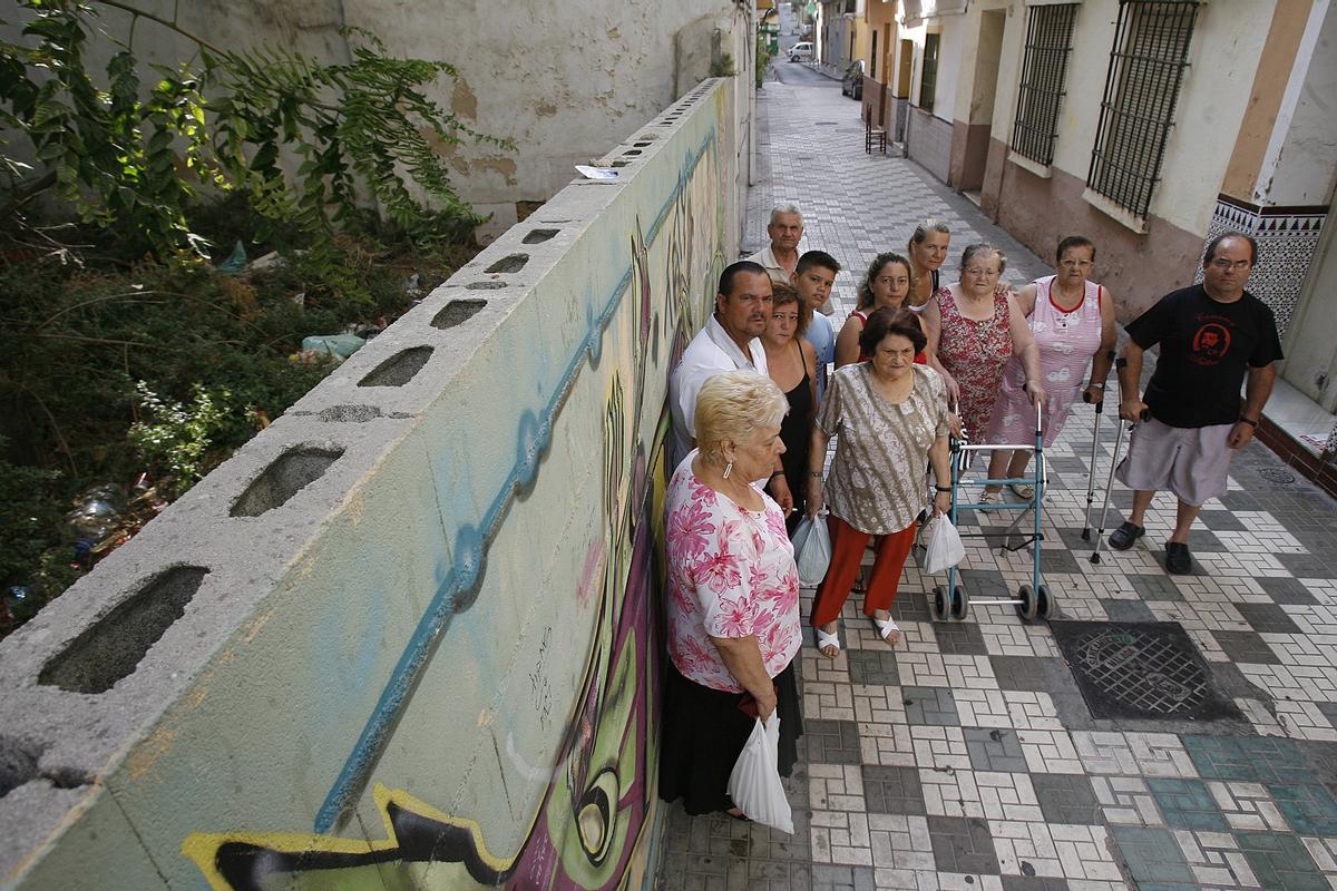 Vecinos del solar de Coto de Doñana, cuando protestaban en 2009 por la presencia de ratas, cucarachas, mosquitos y pulgas.