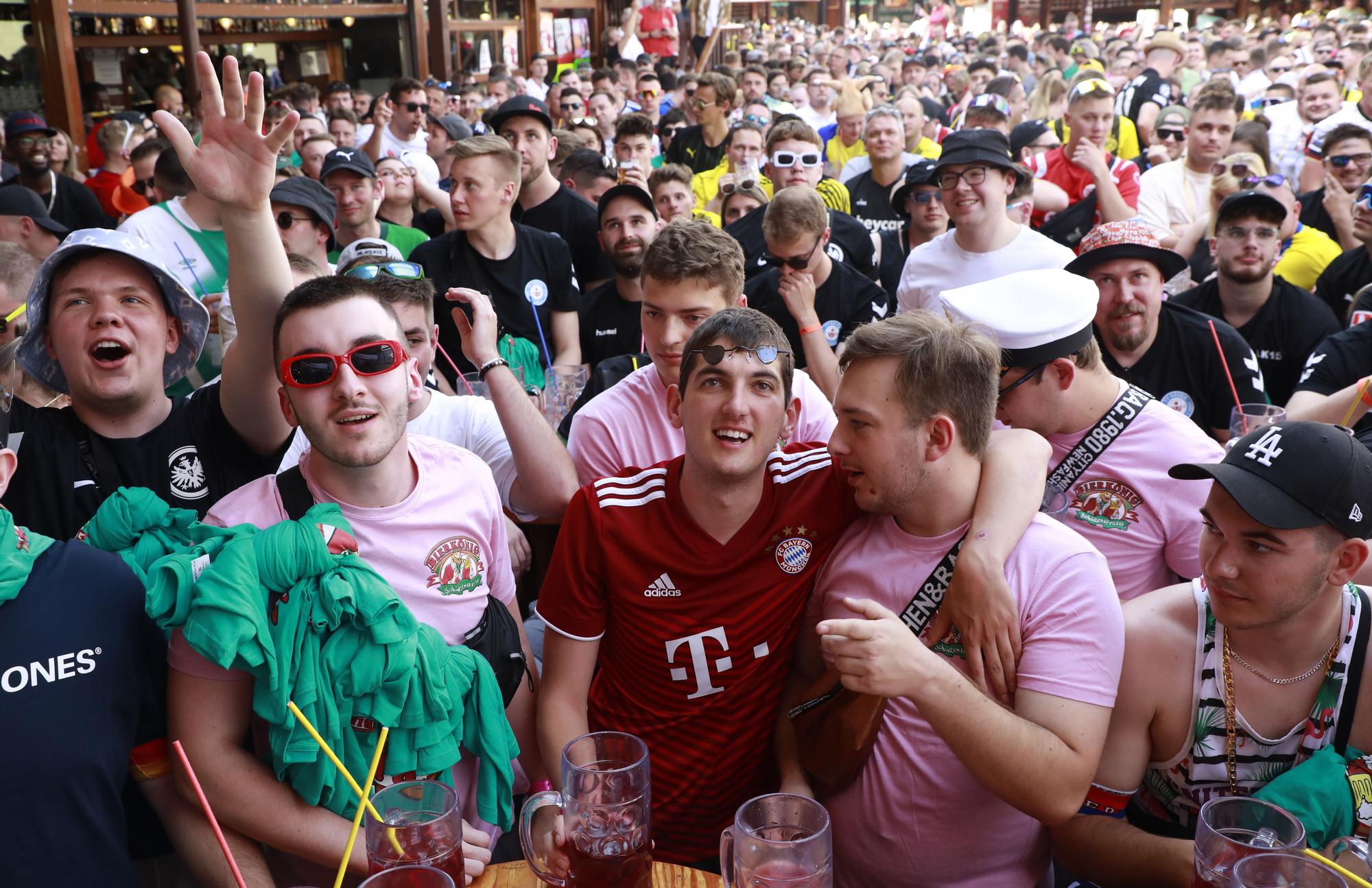 Herzkasper am Ballermann: So erlebten die Fans das Bundesliga-Finale im Bierkönig auf Mallorca