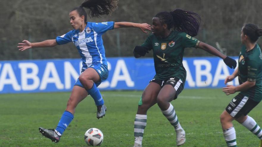 Raquel García disputa una pelota ante el Carcereño. |  // CARLOS PARDELLAS