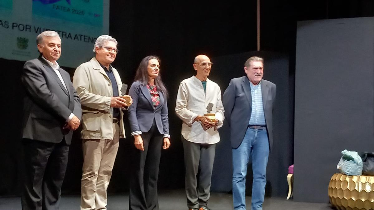 José Antonio Martínez, segundo por la izquierda, al recoger el premio Fatea.